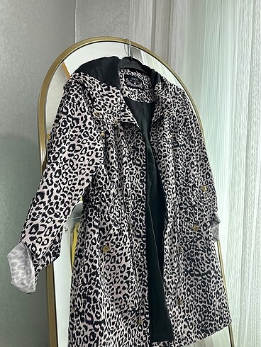 LC Waikiki Leopar yağmurluk
