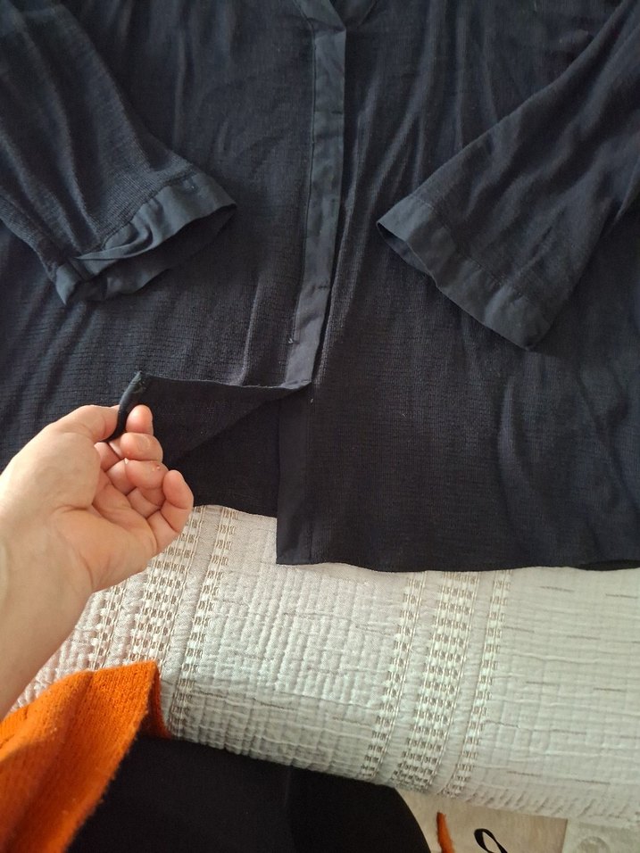 Siyah V Yaka Düğmeli  Bluz - Görsel 2