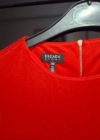 Escada 36