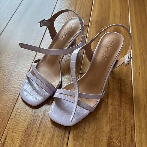 Derimod kitten heels