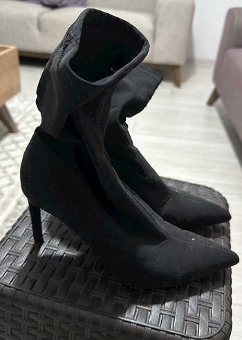 BershkaSiyah Süet Topuklu Streç Bilekte Bot - Görsel 7