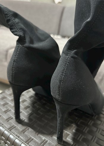 BershkaSiyah Süet Topuklu Streç Bilekte Bot - Görsel 9