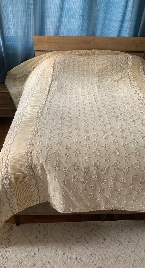 İşlemeli Parlak Beyaz Yatak Örtüsü - Görsel 3