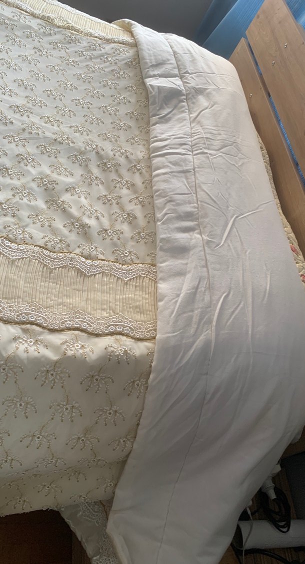 İşlemeli Parlak Beyaz Yatak Örtüsü - Görsel 2
