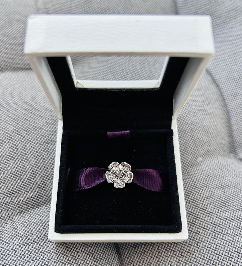 Mor Kurdeleli Çiçek Desenli Kadın Charm - Görsel 2