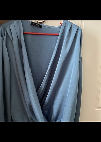 Çıtçıtlı zıbınlı Mavi Saten kravuze Bluzu - Görsel 4