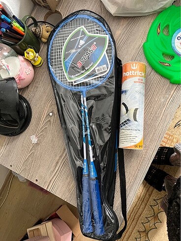 2 adet badminton raketi ve 6 tane topu