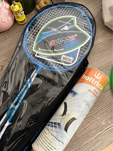  2 adet badminton raketi ve 6 tane topu