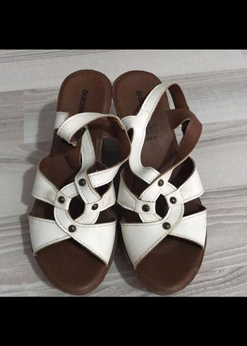 Beyaz Tokalı Dolgu Topuk Kadın Sandalet - Görsel 2