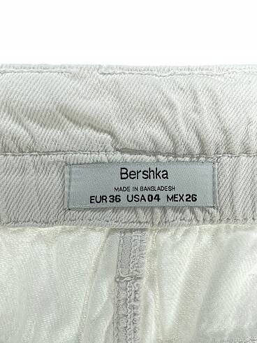 36 Beden beyaz Renk Bershka Jean / Kot %70 İndirimli.