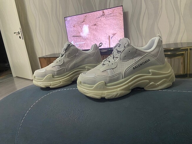 New Balance Balenciaga triple s
