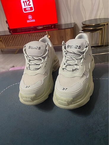 37 Beden Balenciaga triple s