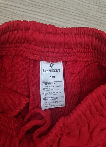10 Yaş Beden kırmızı Renk Orijinal GS lisanslı Lescon marka şort pamuklu ve çok güzel