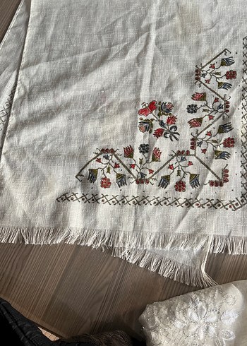 İşlemeli Beyaz Masa Örtüsü - Görsel 2