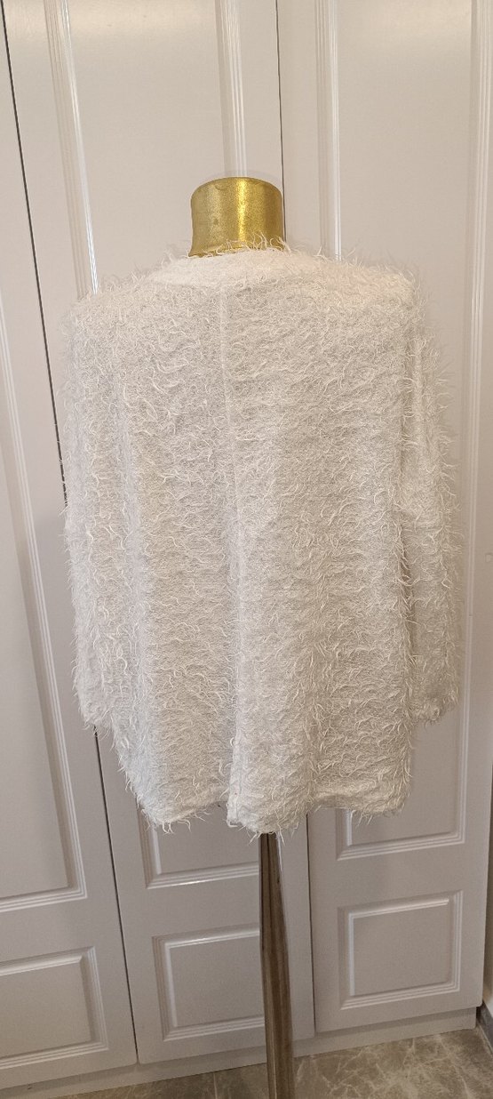 V Yaka Beyaz Örgü Salaş Kadın Kazak - Görsel 3