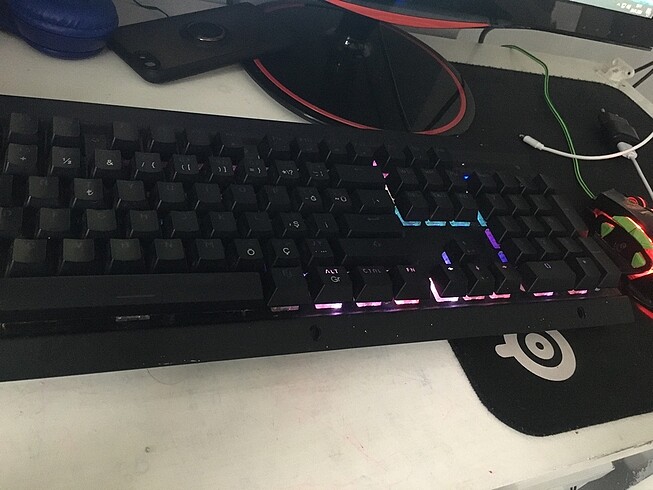 Temiz ışıklı mekanik klavye