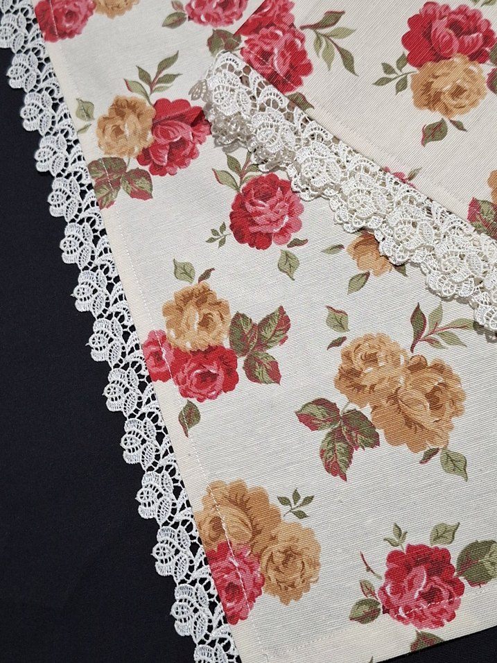 Çiçek Desenli Beyaz Masa Örtüsü ve Tutacak Seti - Görsel 2