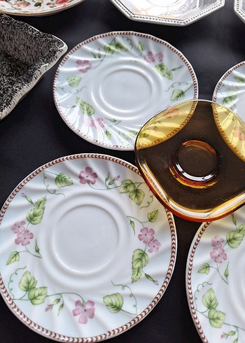 Çeşitli Desenli Porselen Tabaklar Seti - Görsel 5