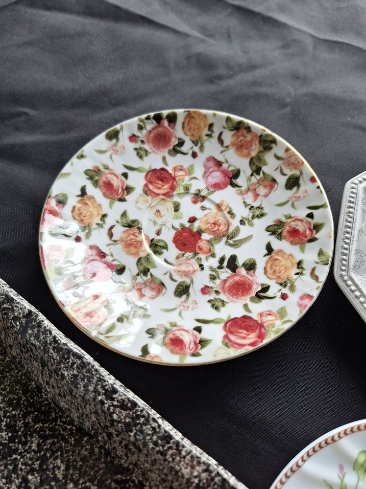 Çeşitli Desenli Porselen Tabaklar Seti - Görsel 3