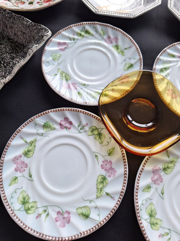 Çeşitli Desenli Porselen Tabaklar Seti - Görsel 5