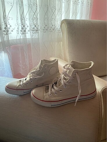 Beyaz Bilekten Converse