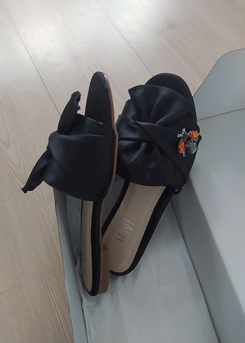 Fiyonk Detaylı Siyah Dolgu Topuk Terlik - Görsel 4