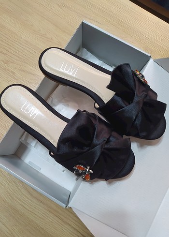 Fiyonk Detaylı Siyah Dolgu Topuk Terlik - Görsel 6