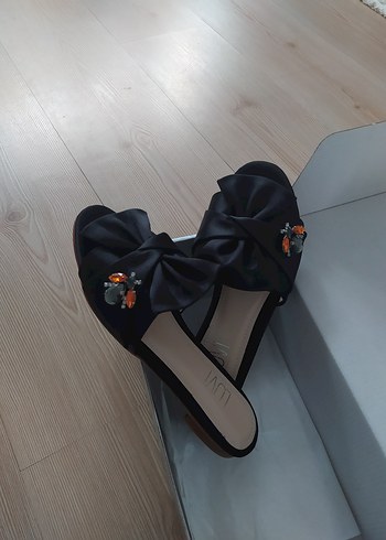 Fiyonk Detaylı Siyah Dolgu Topuk Terlik - Görsel 2