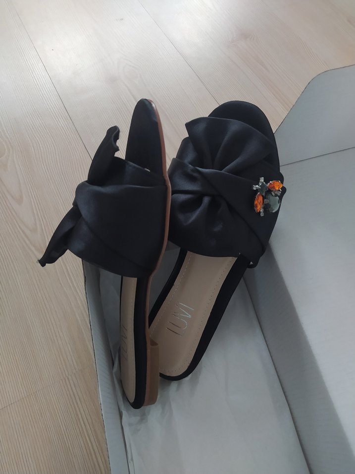 Fiyonk Detaylı Siyah Dolgu Topuk Terlik - Görsel 4