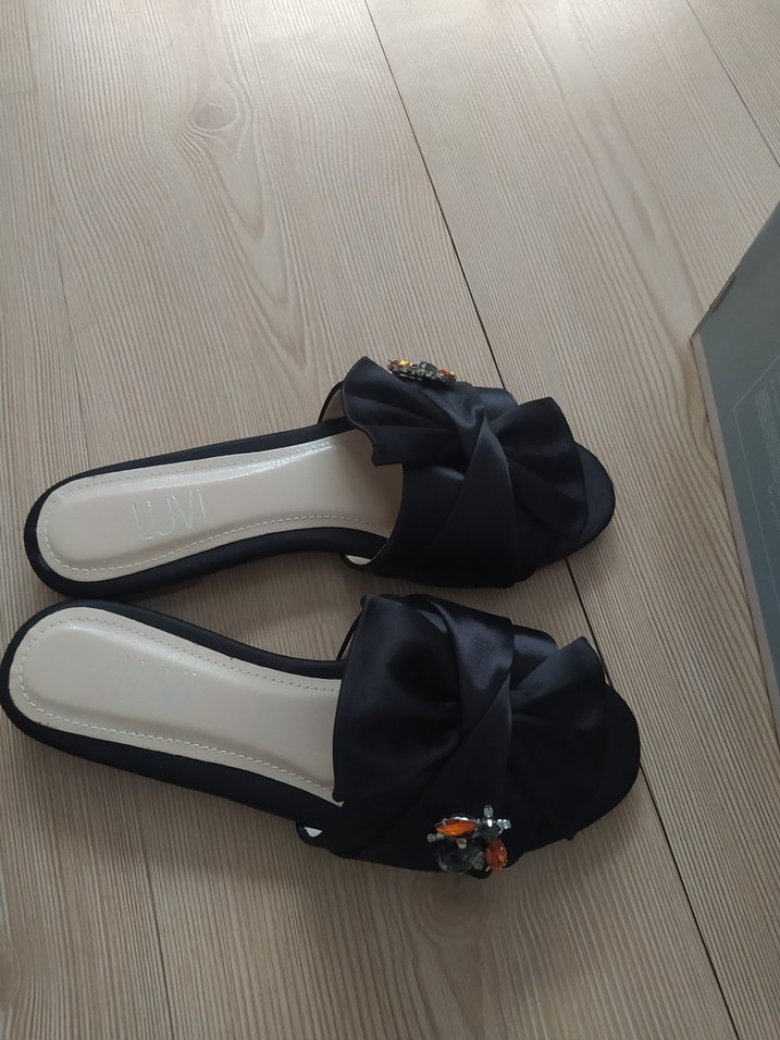 Fiyonk Detaylı Siyah Dolgu Topuk Terlik - Görsel 3