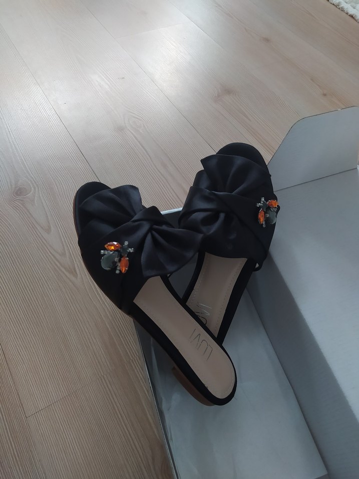 Fiyonk Detaylı Siyah Dolgu Topuk Terlik - Görsel 2