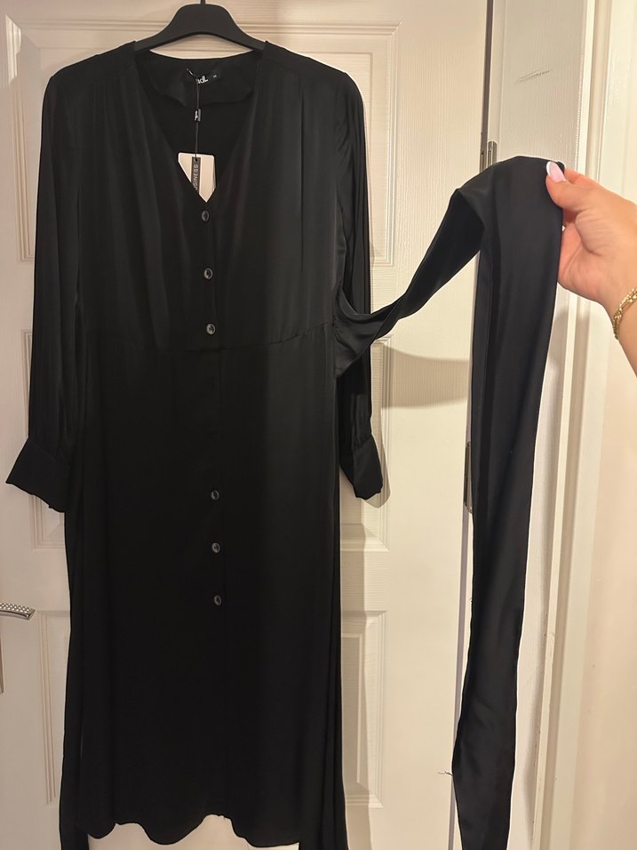 ADL siyah midi boy saten dokulu elbise - Görsel 2