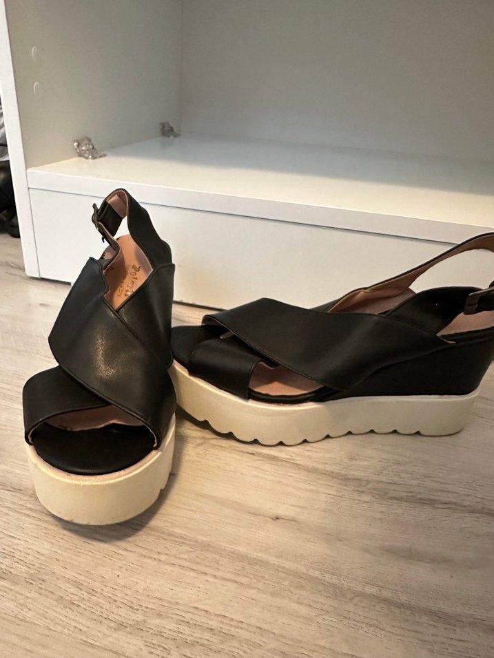 Siyah Tokalı Dolgu Topuklu Kadın Sandalet - Görsel 2