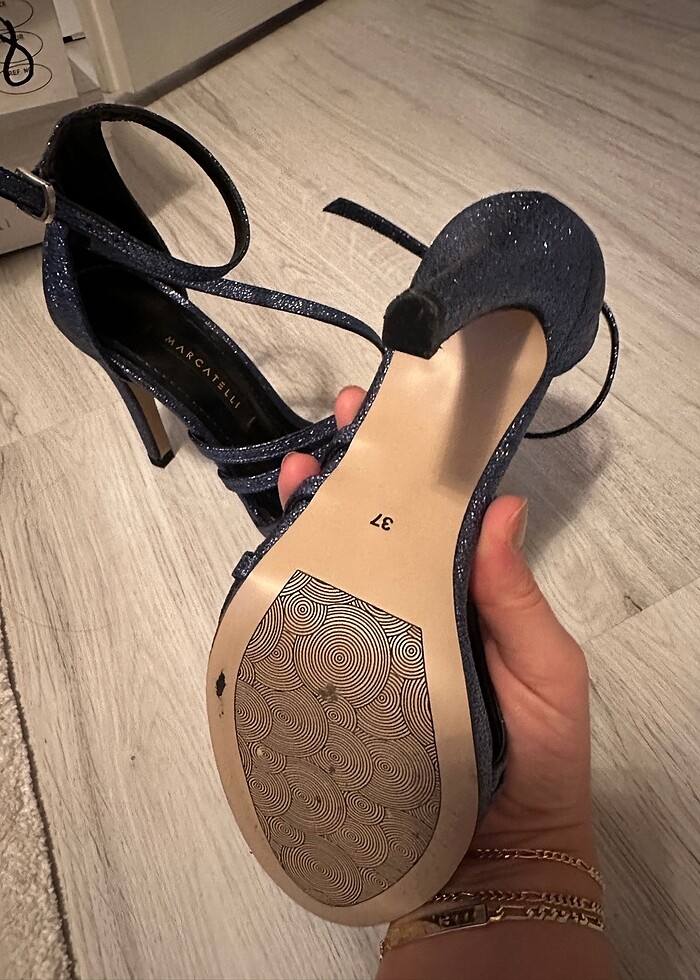 Parlak topuklu ayakkabı - Görsel 3