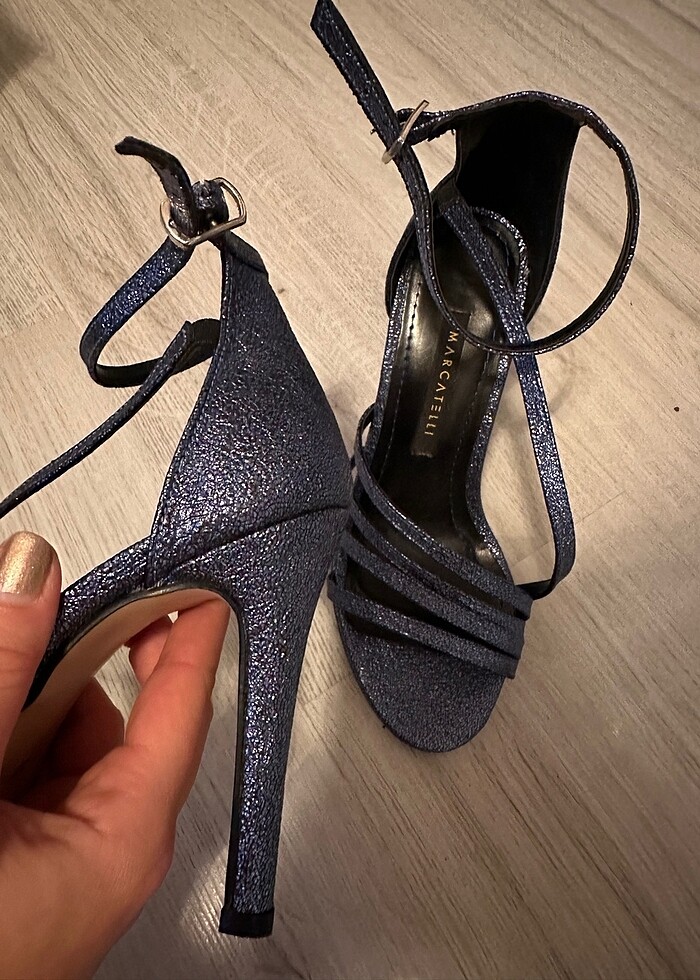 Parlak topuklu ayakkabı - Görsel 2