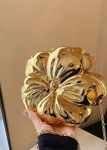 Zincir Detaylı Altın Renk Kadın Portföy Çanta