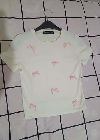 Beyaz Kısa Kollu pembe Fiyonklu Tişört
