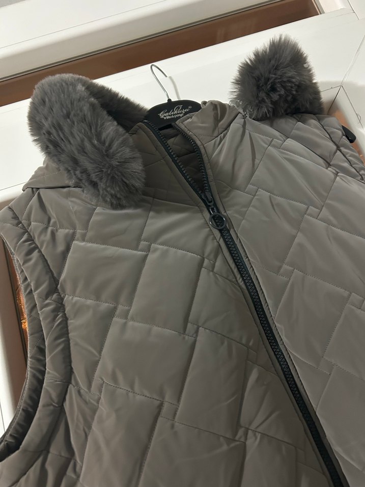 Gri Uzun Kürklü Kadın Yelek - Görsel 3