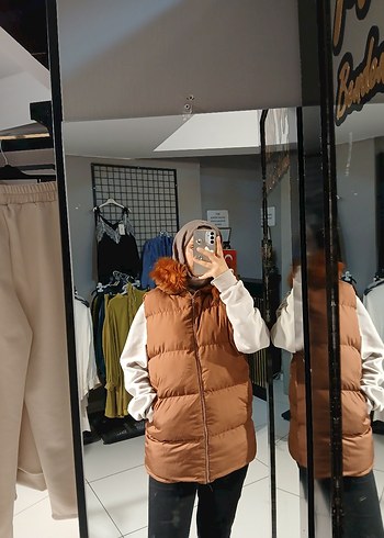 Kahverengi Kürklü Kapüşonlu Kolsuz Mont - Görsel 3