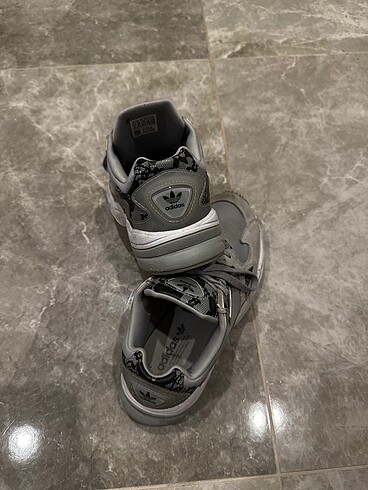 37 Beden gri Renk Adidas Ayakkabı