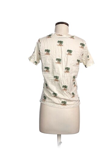 m Beden Pull and Bear T-shirt %70 İndirimli.