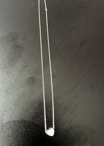 Uzun Zincirli Minimalist Beyaz Kalp Kolye