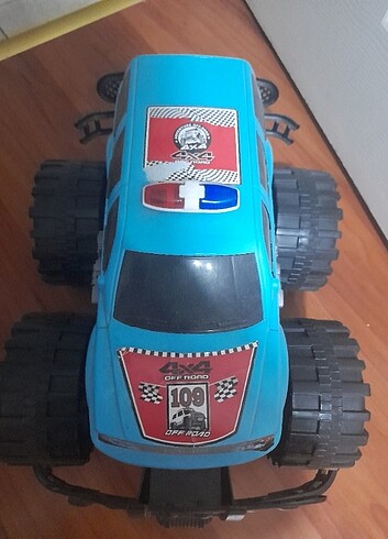  Beden 4x4 büyük boy jeep araba