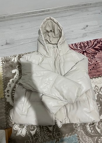 Beyaz Kapüşonlu Kadın Kışlık Mont