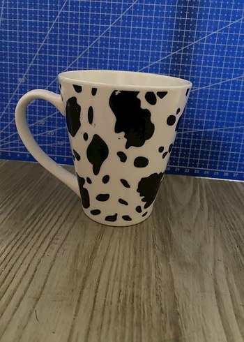 Siyah beyaz desenli seramik kupa