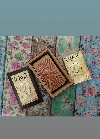 ahsap kutuda tarot ve kitabi