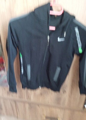 Nike Erkek Çocuk Siyah Kapüşonlu Fermuarlı Ceket