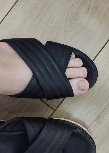 Siyah Kadın Dolgu Topuklu Sandalet - Görsel 3