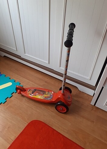 Beden kırmızı Renk Uygun Fiyatlı Scooter Kask ve Dizlik istanbul içi elden