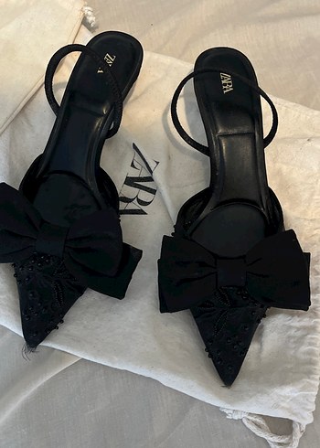 Siyah Nakışlı Fiyonklu Stiletto Topuklu Ayakkabı